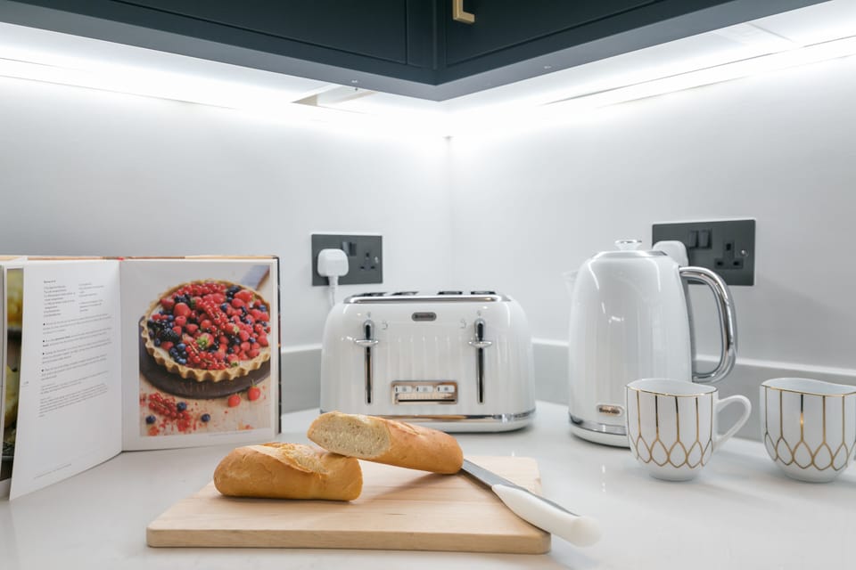 Deluxe Studio | Private kitchen | Fridge, microwave, oven, stovetop