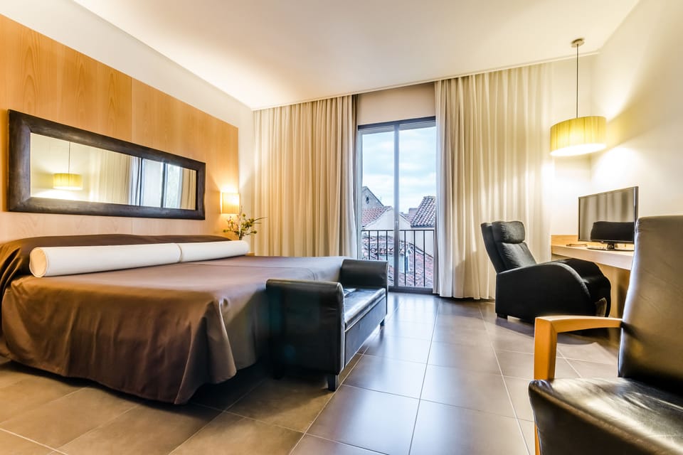 Double Room, Jetted Tub (king sized-bed) | Minibar, desk, blackout drapes, soundproofing