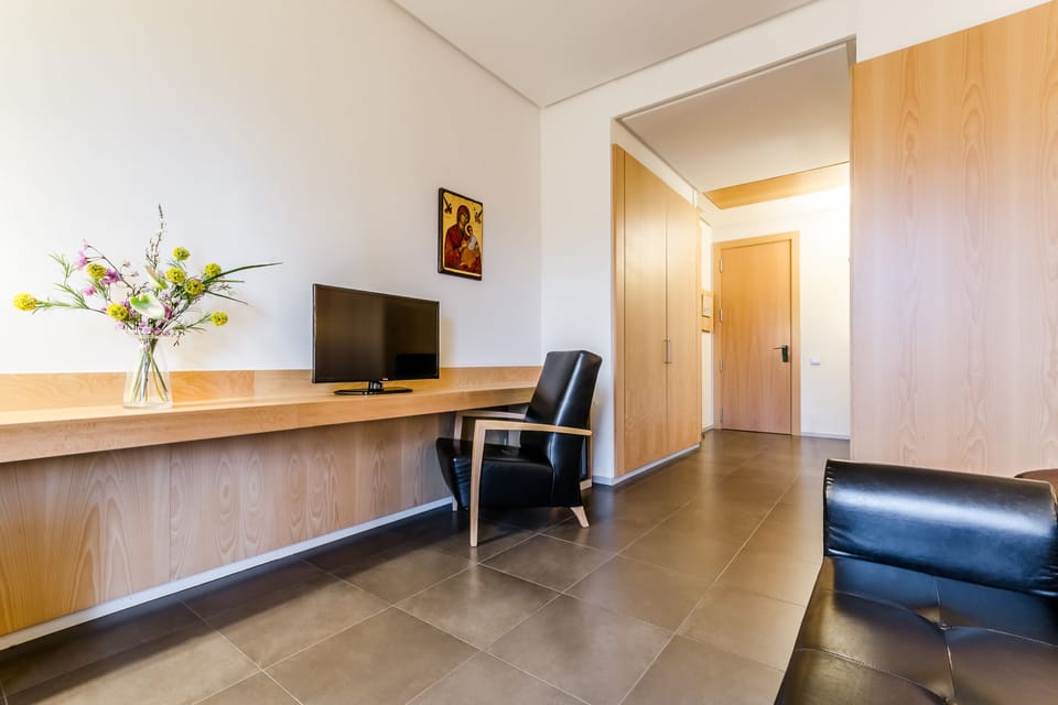 Double Room, Jetted Tub (king sized-bed) | Minibar, desk, blackout drapes, soundproofing