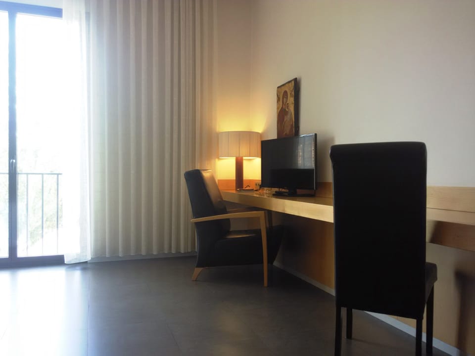 Double Room (con vistas dos camas) | Living area | 50-inch flat-screen TV with digital channels, TV
