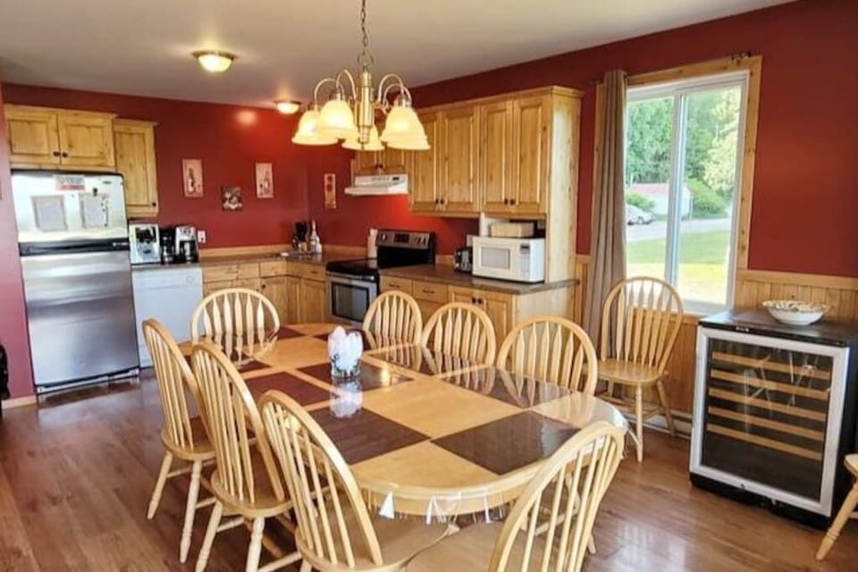 Kitchen and dining tables (3)
