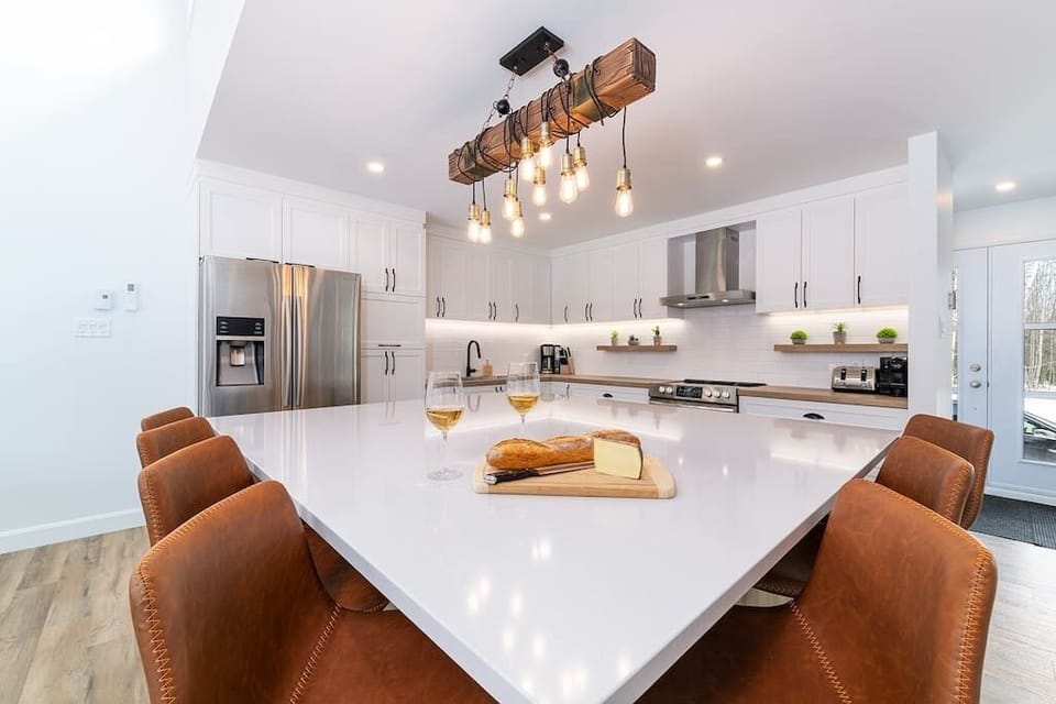 Dining table and kitchen (1)