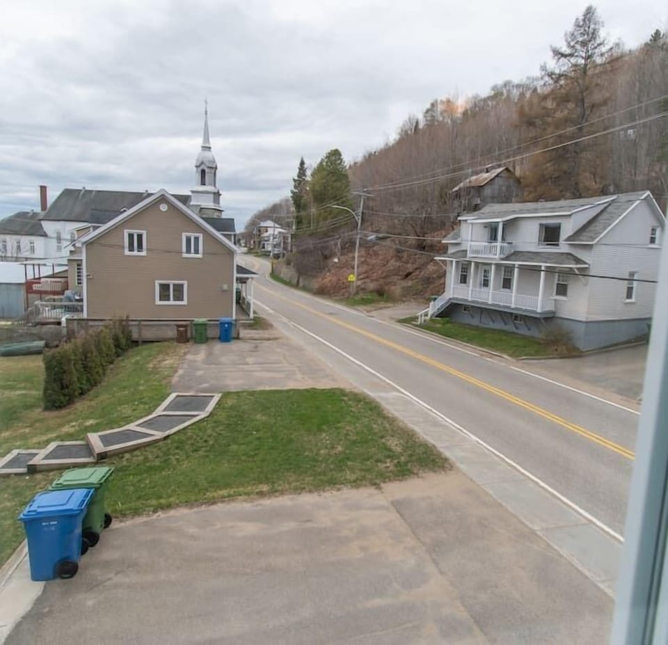 Right on the main road in Petite-Rivière-St-François