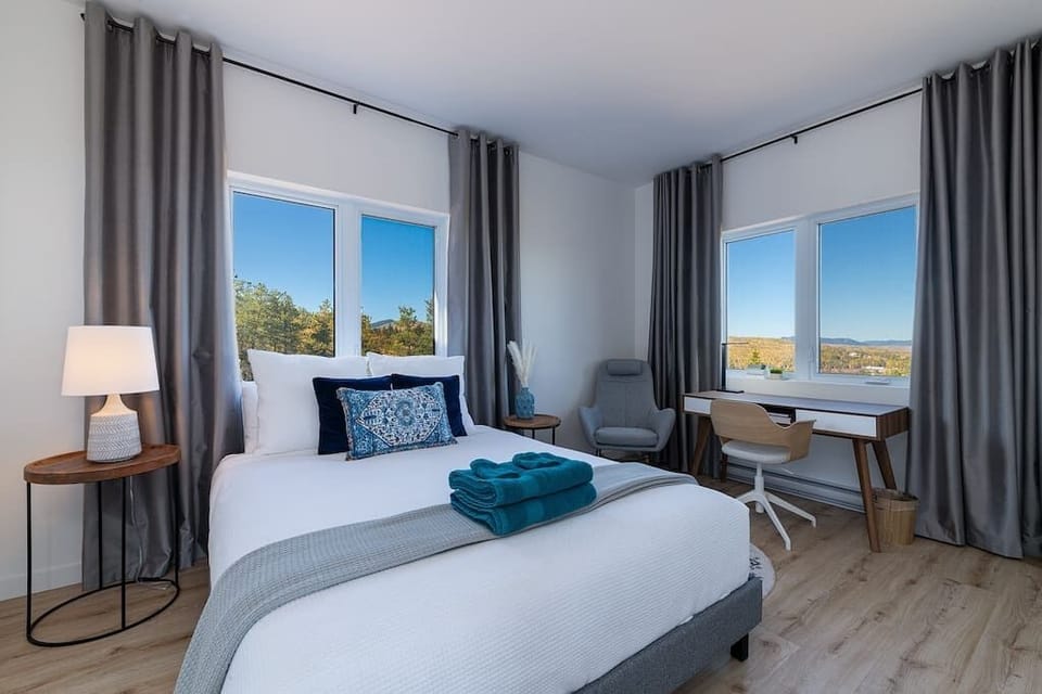 Bedroom 1 (Queen bed)