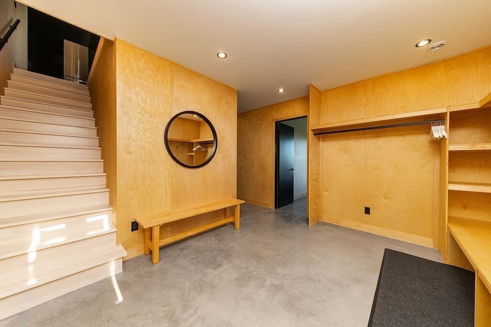Large lobby with storage in the entrance
