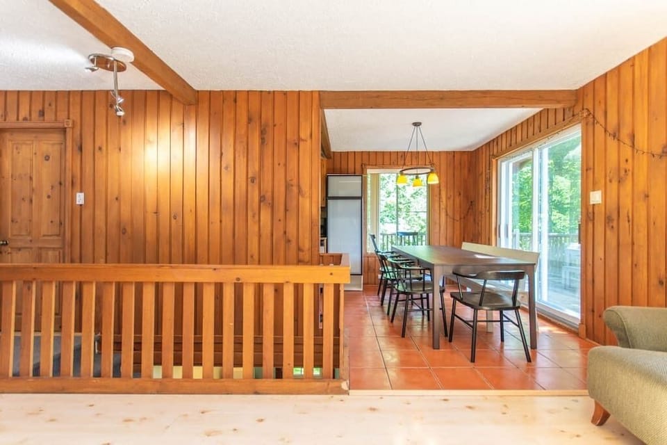 Dining room with staircase for basement (2)