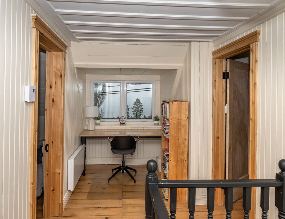 Office area upstairs (2)