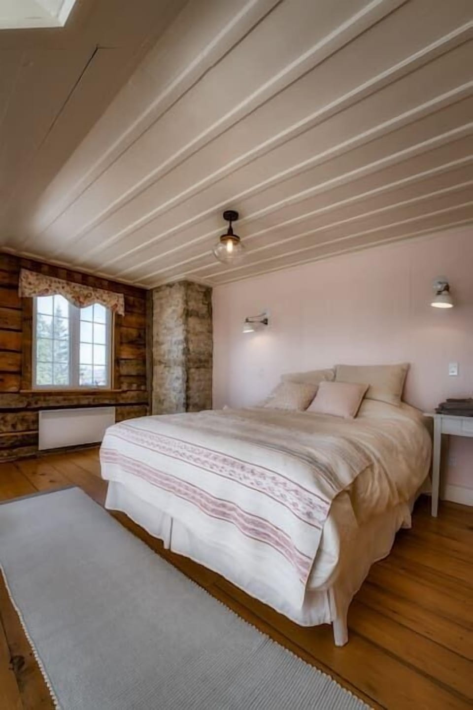 Bedroom 1 (Queen bed) (1)