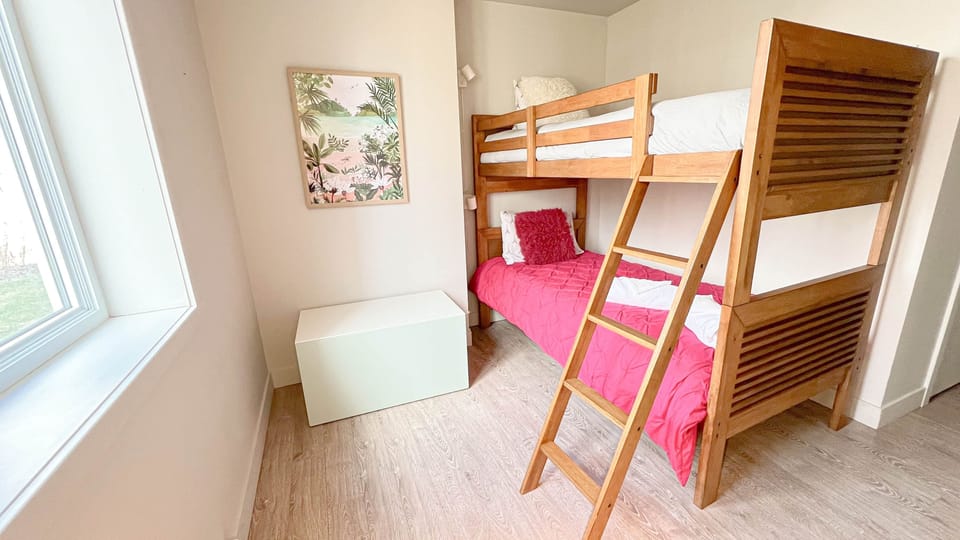 Bedroom 1 (2 single beds)
