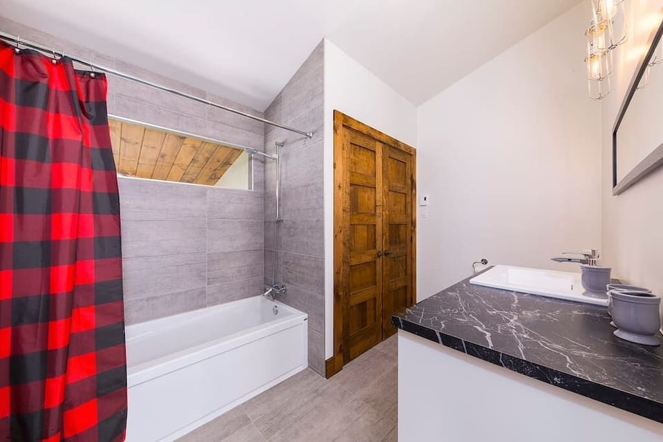 Bathroom, washer/dryer