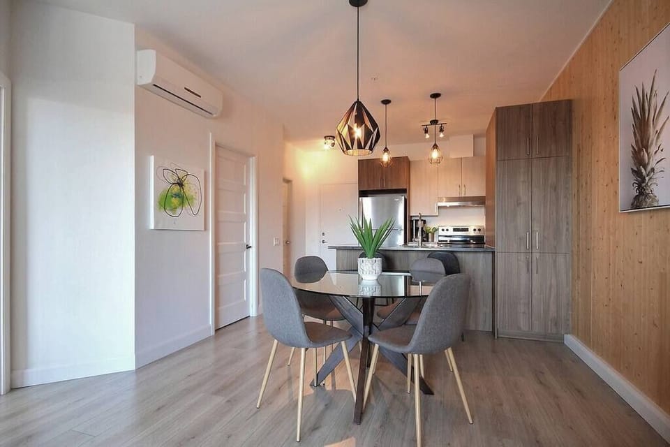 Dining area, air conditioning.
