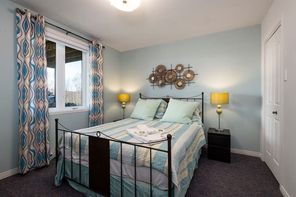 Bedroom 4: Queen bed
