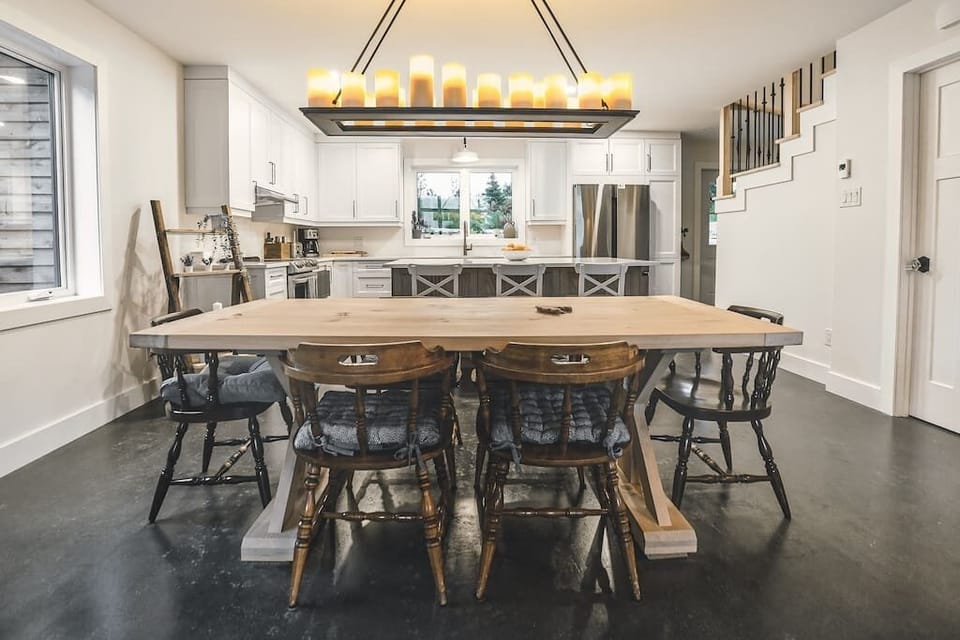 Dining table and kitchen (1)