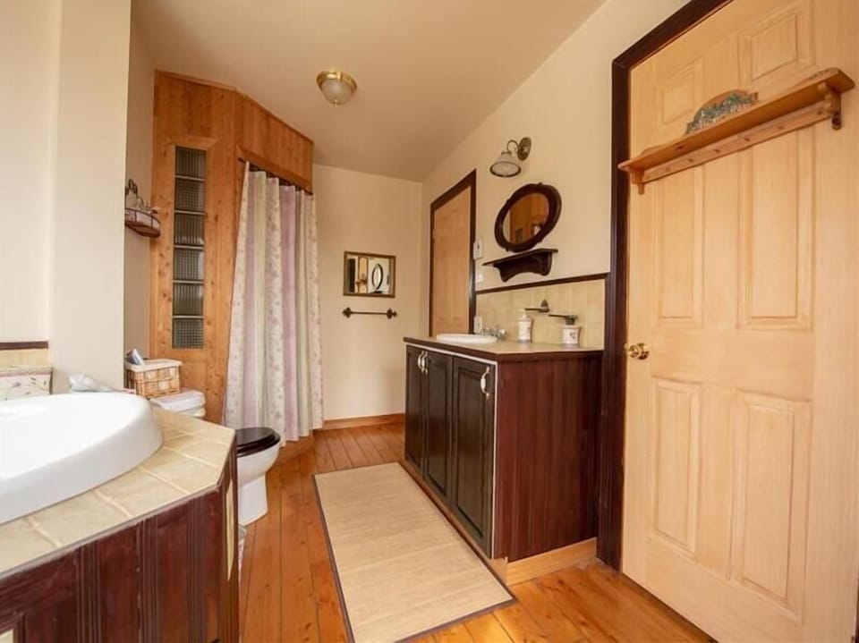 Bathroom with shower and bathtub (3)