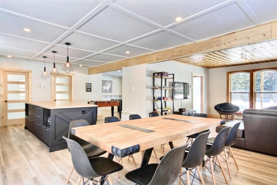 Dining table and kitchen (2)