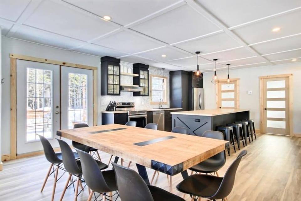 Dining table and kitchen (1)