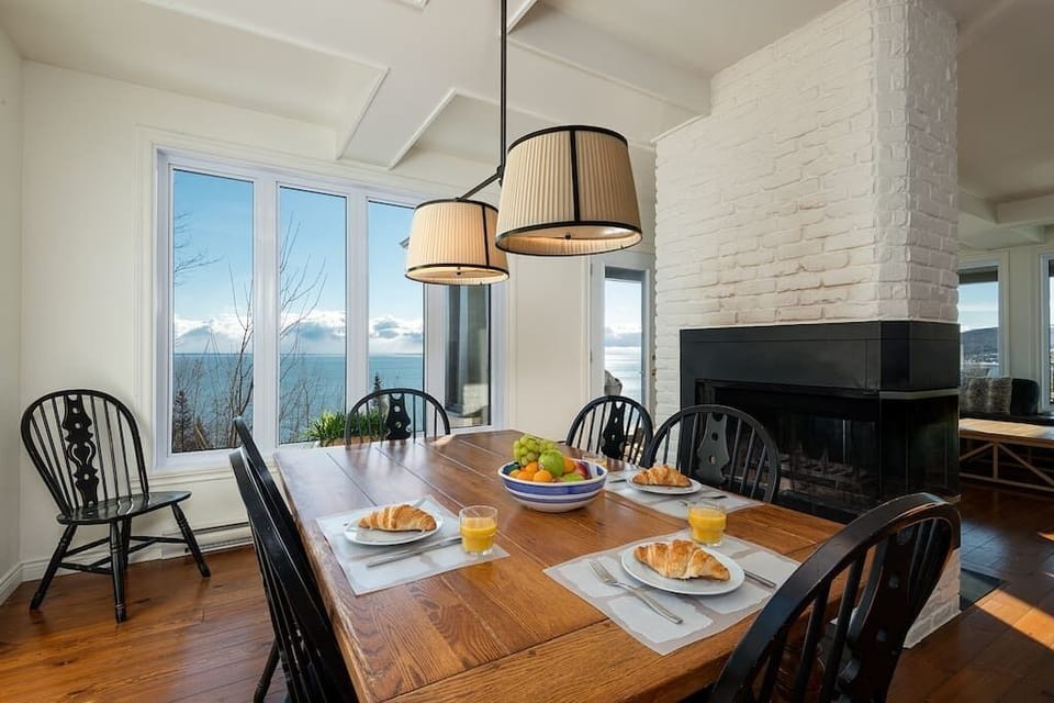 Dining table with view (2)