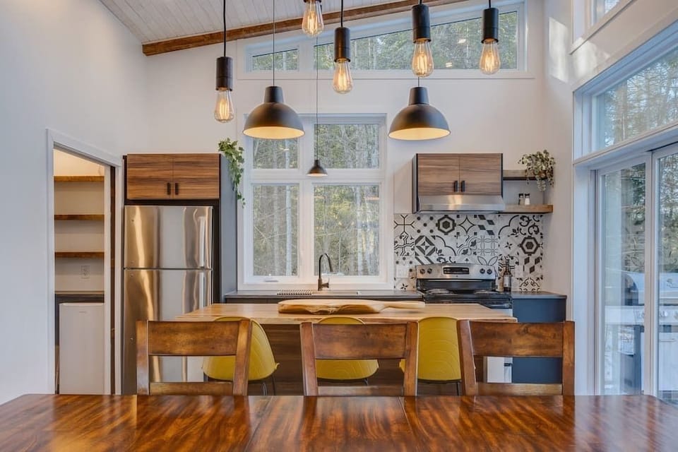 Dining room and kitchen (1)