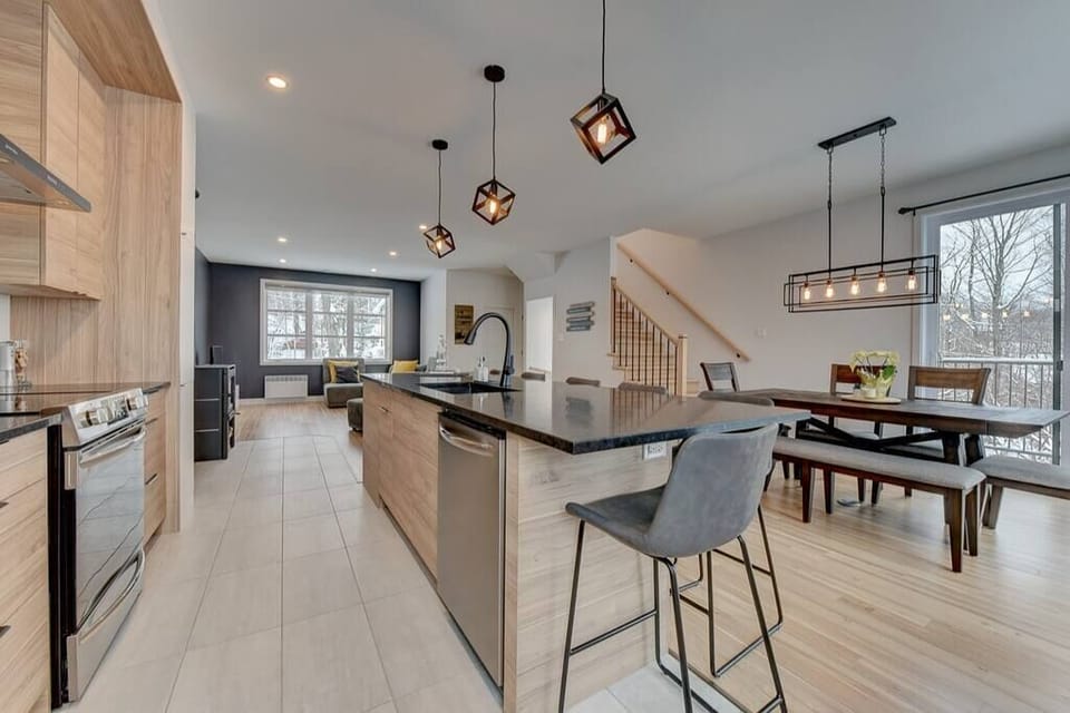 Kitchen and dining room (1)