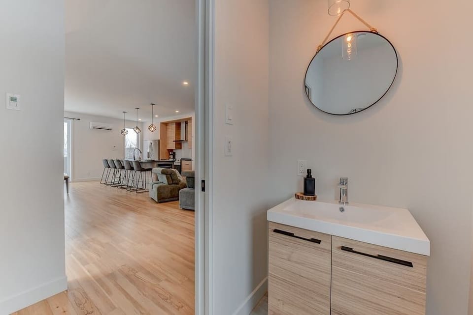 Bathroom 2 (2)