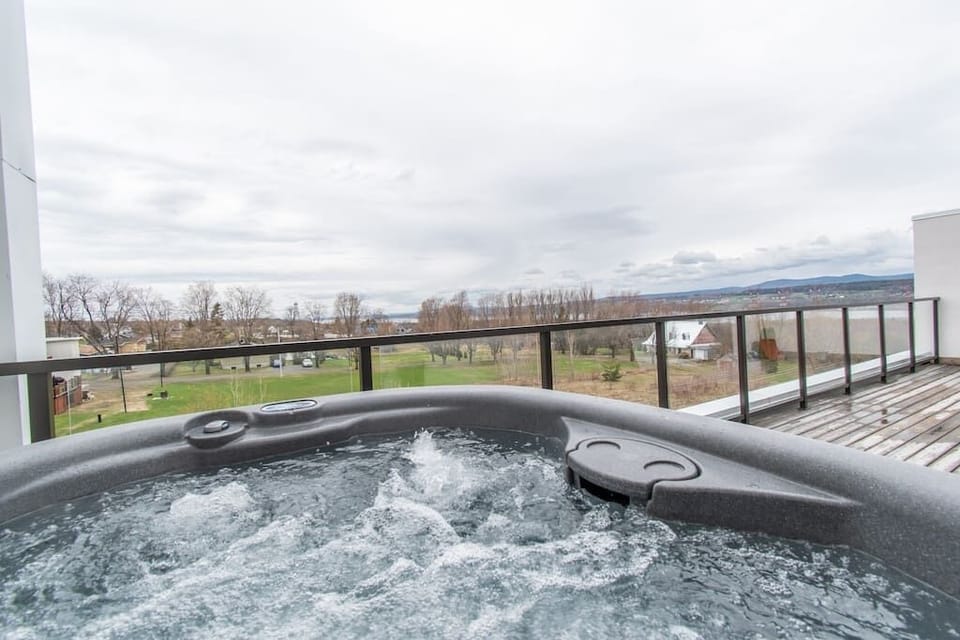 Spa (4 seasons) on terrace, with view