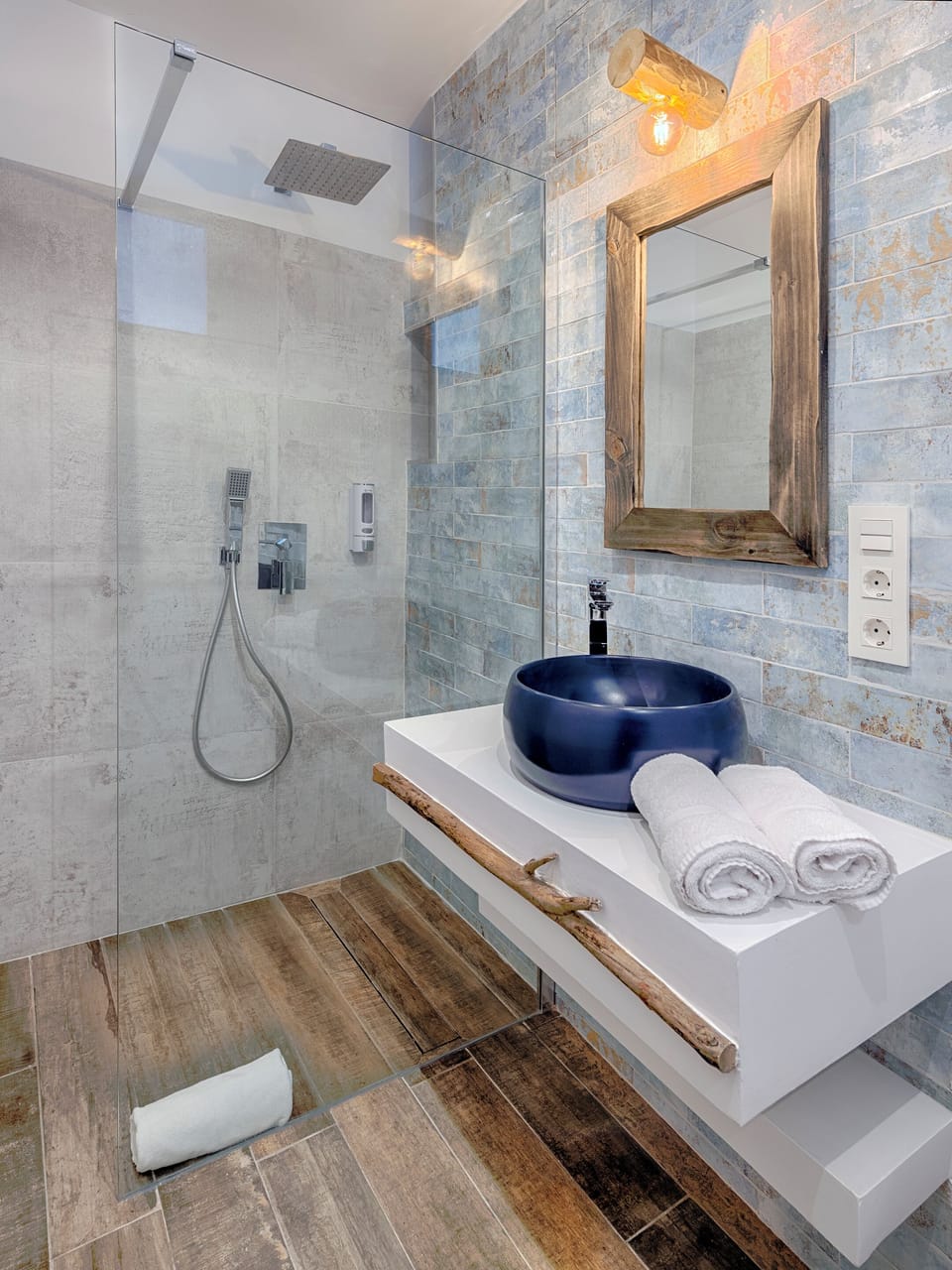 Comfort Double Room | Bathroom | Shower, rainfall showerhead, free toiletries, hair dryer