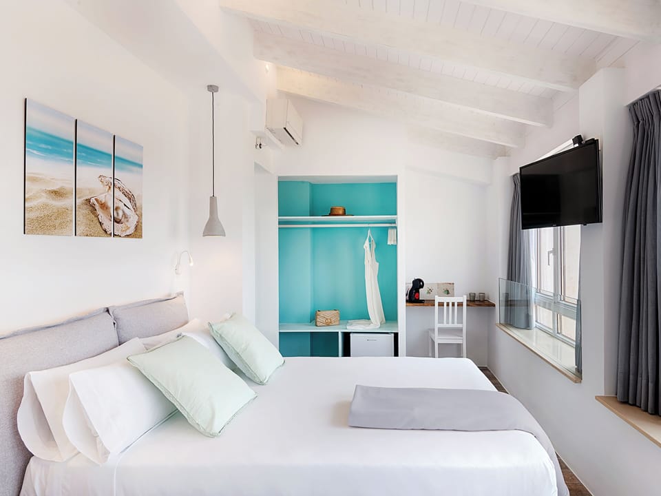 Gallery Room | Premium bedding, in-room safe, blackout drapes, soundproofing