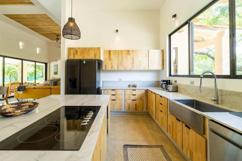 Gourmet kitchen, fully stocked