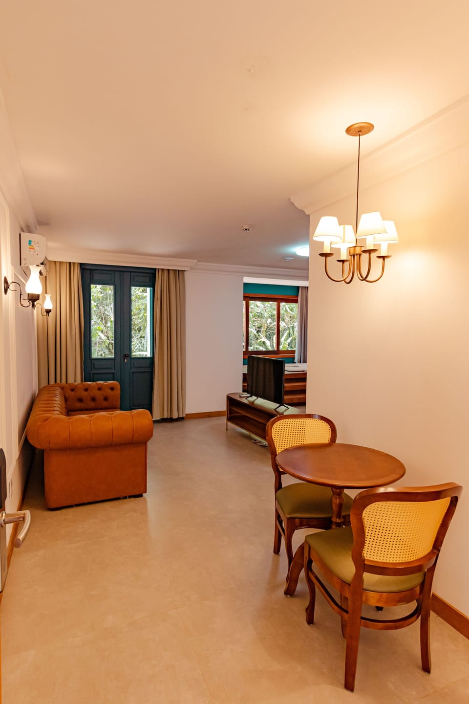Suíte Real | Living area | Flat-screen TV, table tennis