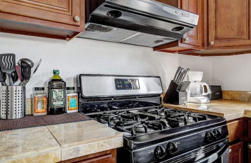 Full kitchen