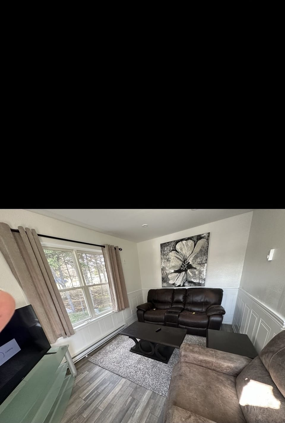 Living room  55’ smart tv , connected 