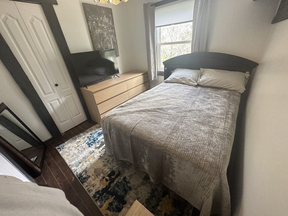 2nd bedroom  43’ smart tv , connected 