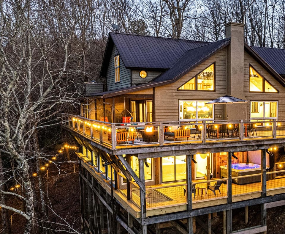 Welcome to Treetop Lakehouse! We are ready to host you for a great vacation! Lakefront Paradise Awaits!!