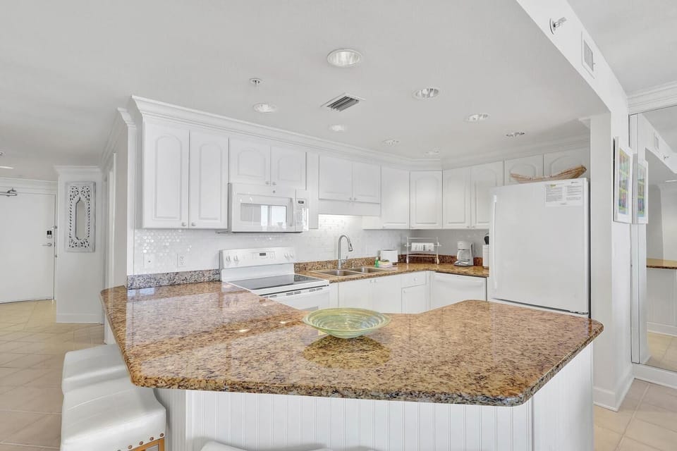 Condo, Multiple Beds, Balcony, Ocean View | Private kitchen | Fridge, microwave, oven, stovetop