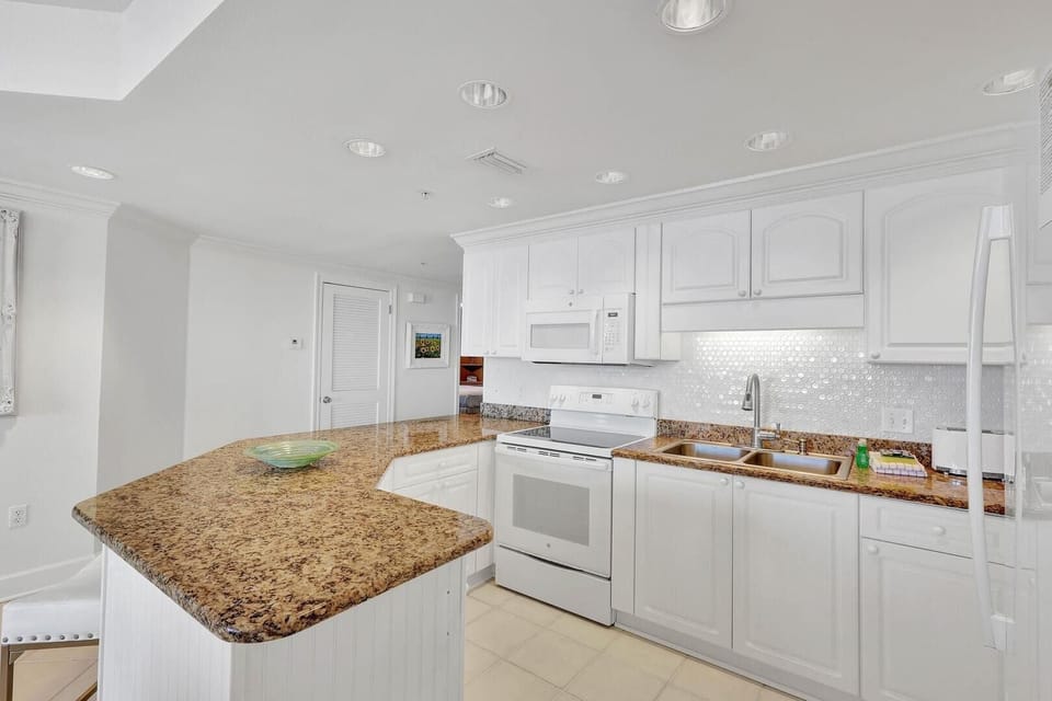 Condo, Multiple Beds, Balcony, Ocean View | Private kitchen | Fridge, microwave, oven, stovetop