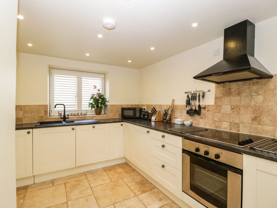 Dishwasher, cookware/dishes/utensils