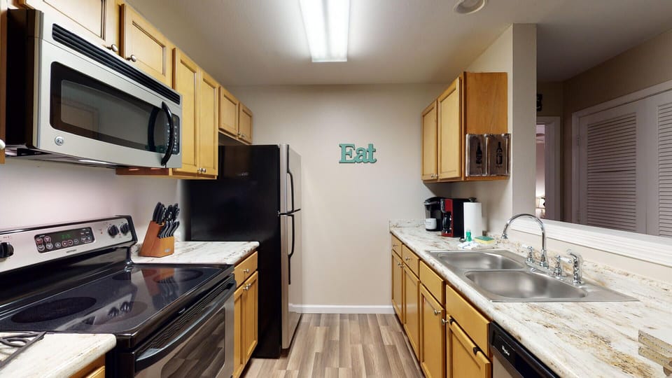Condo, Multiple Beds, Balcony | Private kitchen | Fridge, microwave, oven, stovetop