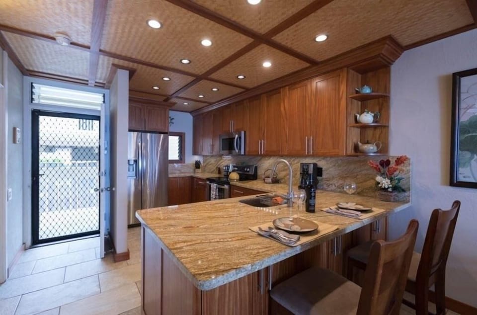 Condo, 2 Bedrooms | Private kitchen | Fridge, oven, stovetop, coffee/tea maker