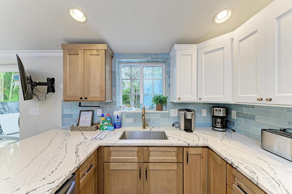 Townhome, 3 Bedrooms | Private kitchen | Fridge, oven, coffee/tea maker, toaster