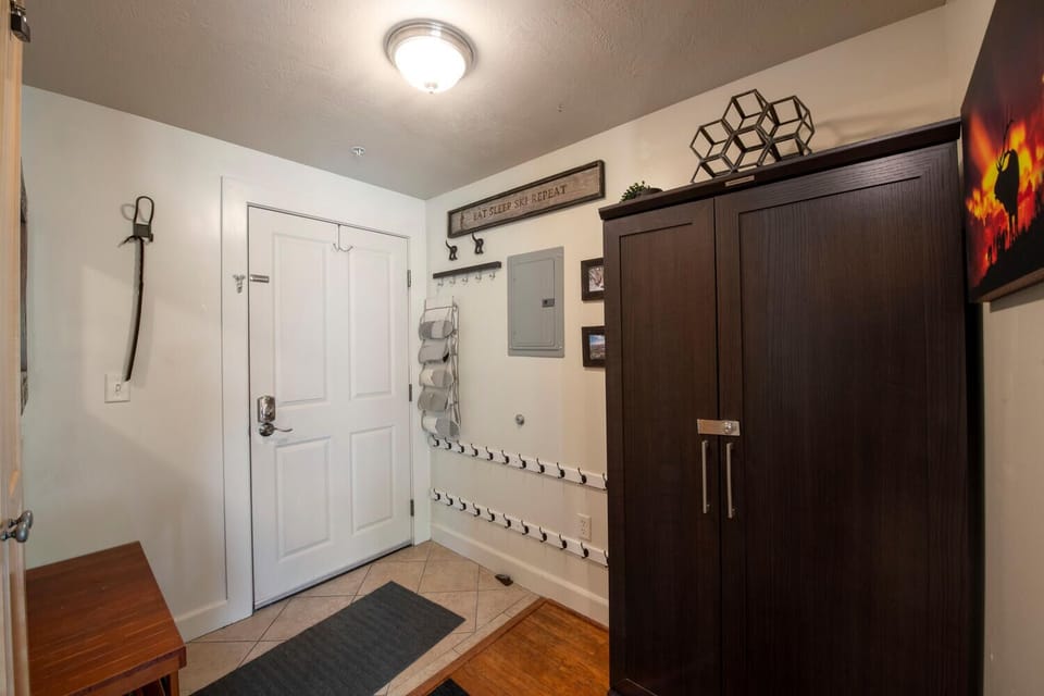 Entryway with numerous options for coat and shoe storage