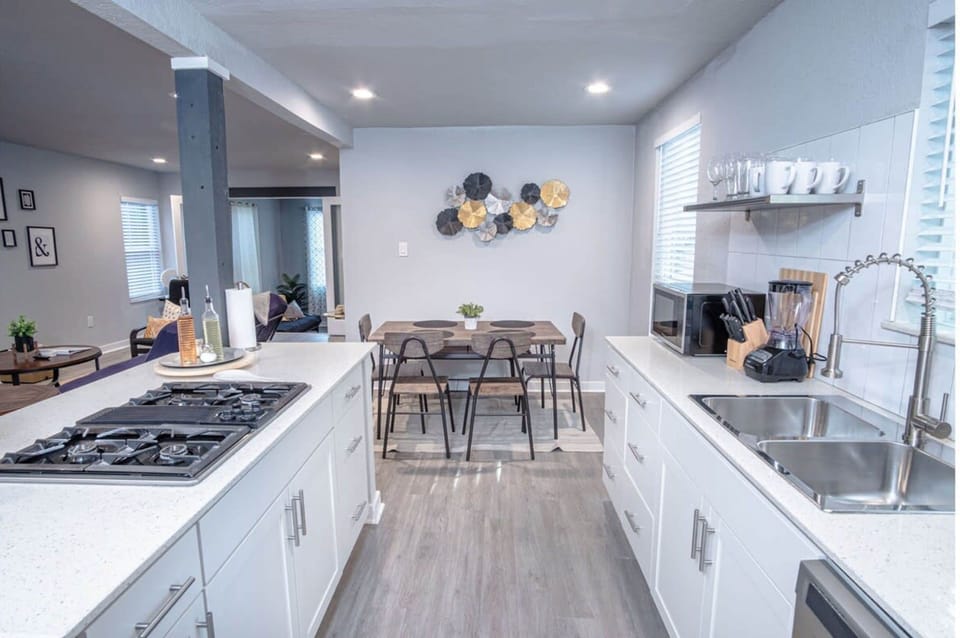 House | 4 bedrooms, desk