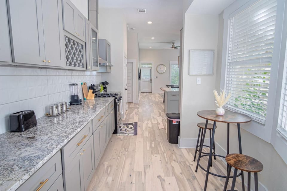 House | 3 bedrooms, desk