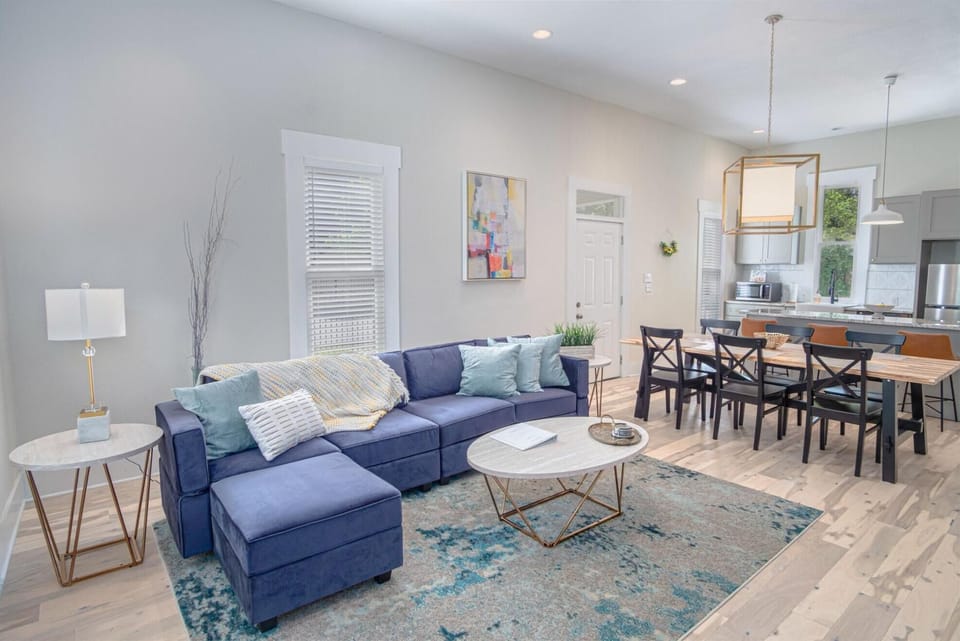 House | 3 bedrooms, desk