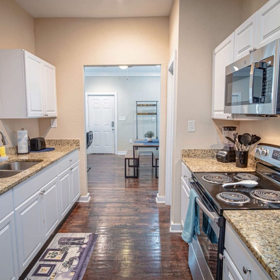 House | 2 bedrooms, desk