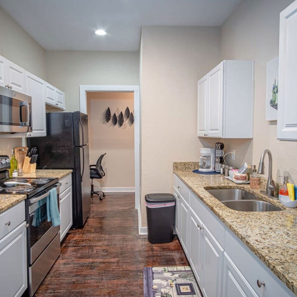 House | 2 bedrooms, desk