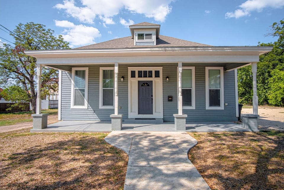 House | 3 bedrooms, desk