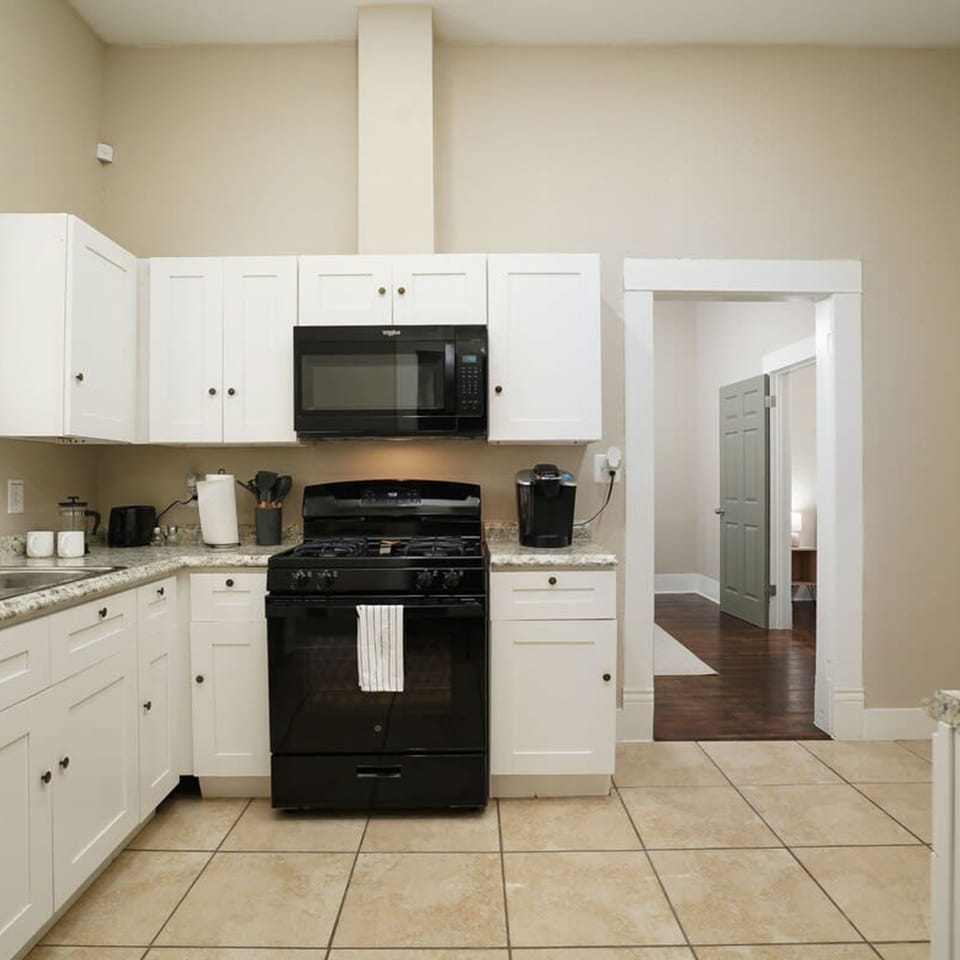 House | 3 bedrooms, desk