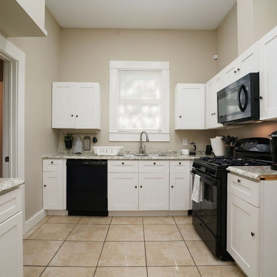 House | 3 bedrooms, desk