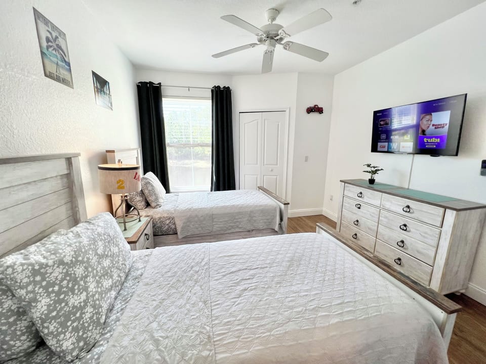 55" Flat Screen Tv, Ceiling Fan and Large Walkin Closet !