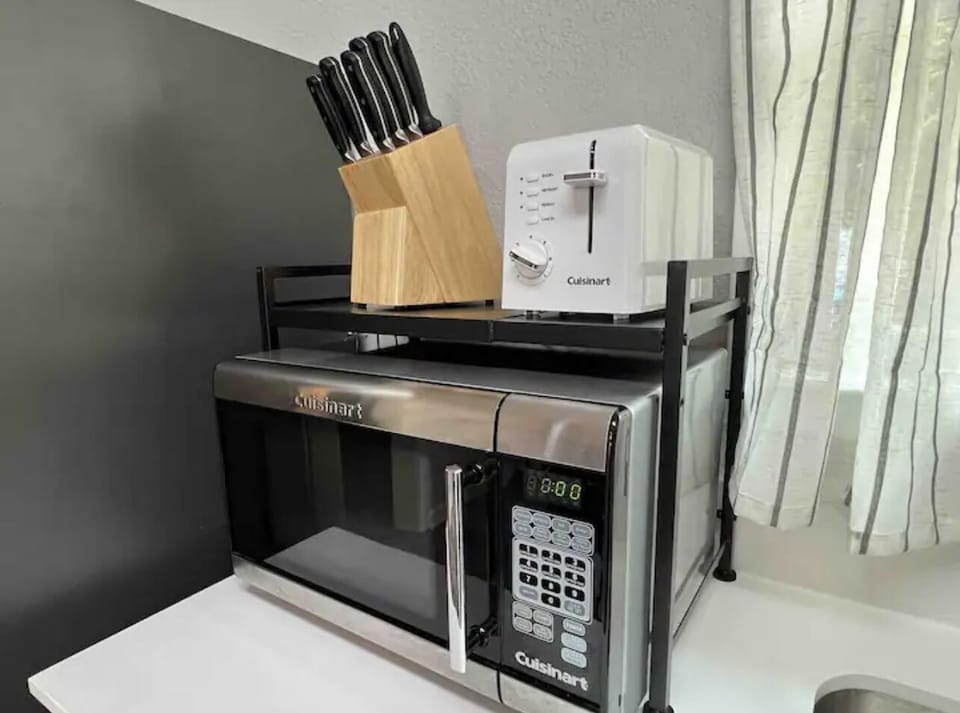 Microwave, toaster, and Knifes 